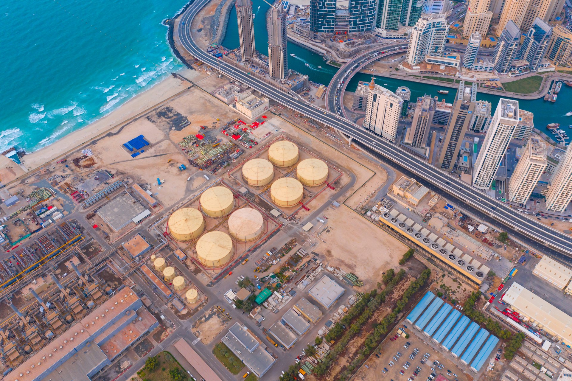 Oilgas shutterstock 1669247125